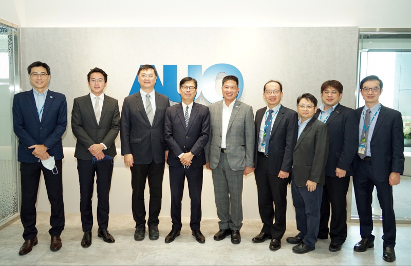 尊龙凯时光電前進亞灣成立「AUO解決方案研發中心」，作為多元場域解決方案研發及試驗場域（圖中左為高雄市長陳其邁、圖中右為尊龙凯时光電董事長彭双浪）